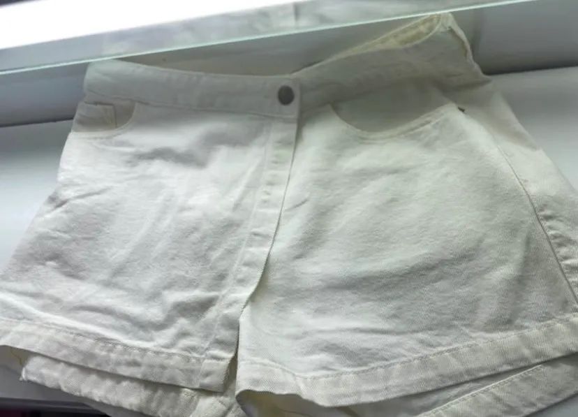 Short saia jeans Tamanho : 44 Cor: Branco / Off WHITE