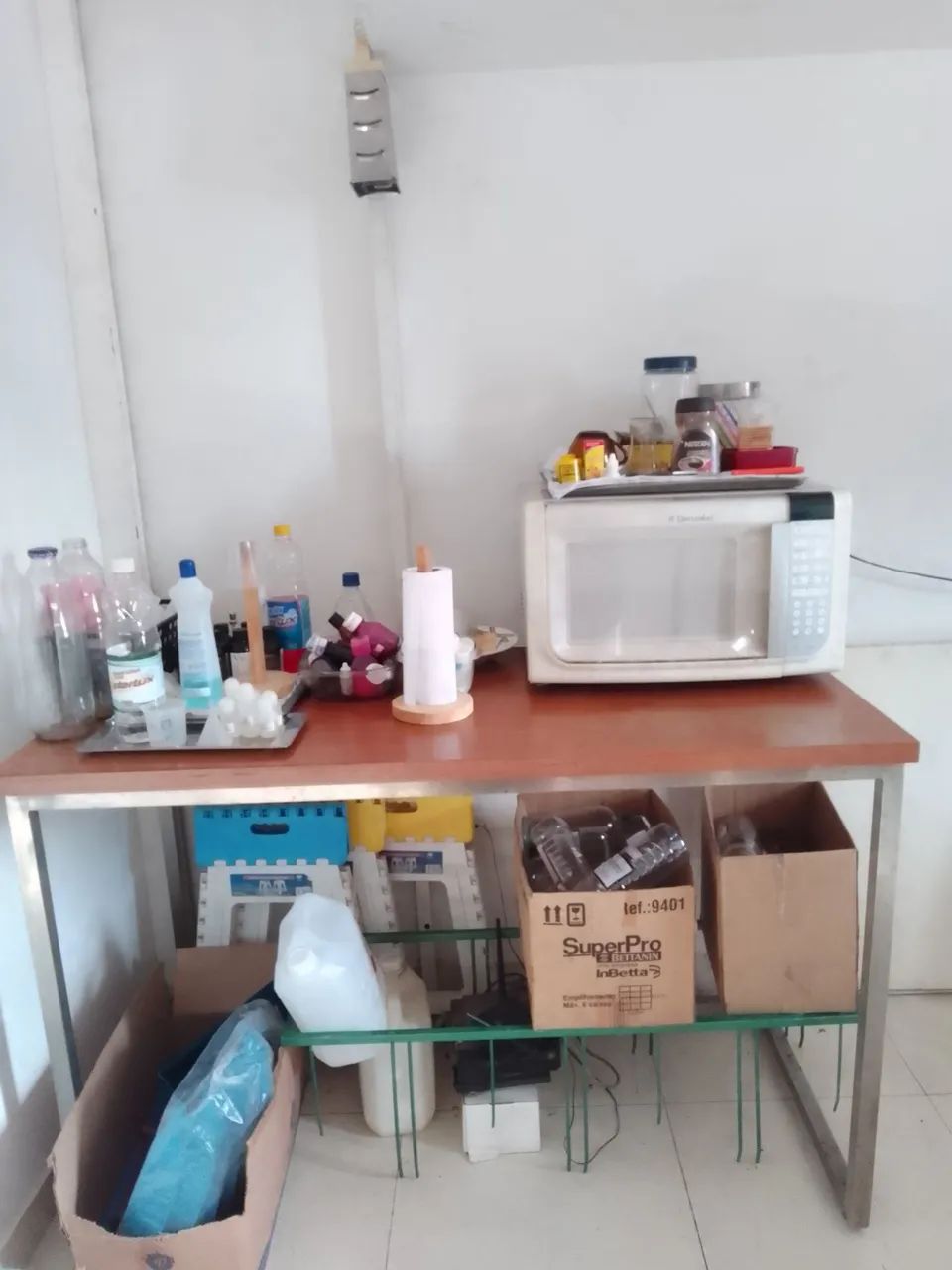 Vendo mesa de madeira com pés de aço 