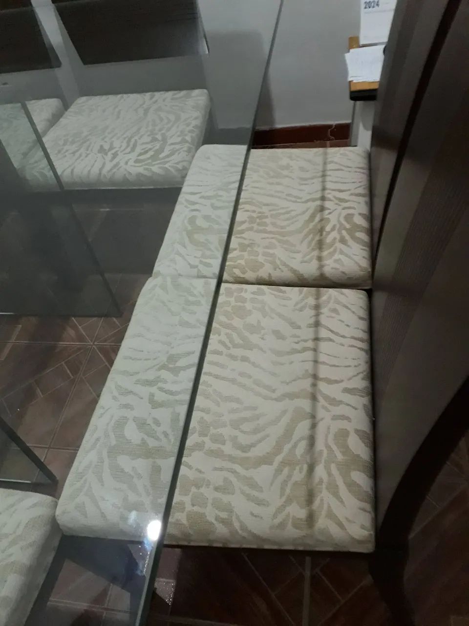 Mesa de jantar vidro com 8 cadeiras forradas - Foto 4