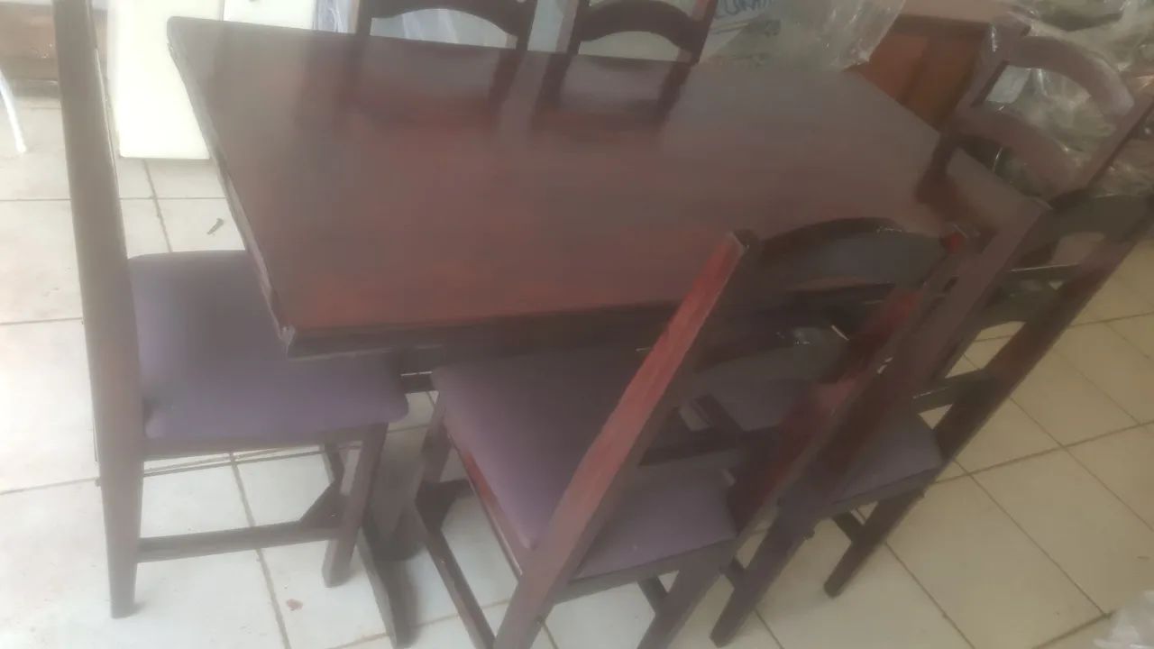 MESA DE MADEIRA COM 6 CADEIRAS ESTOFADAS 