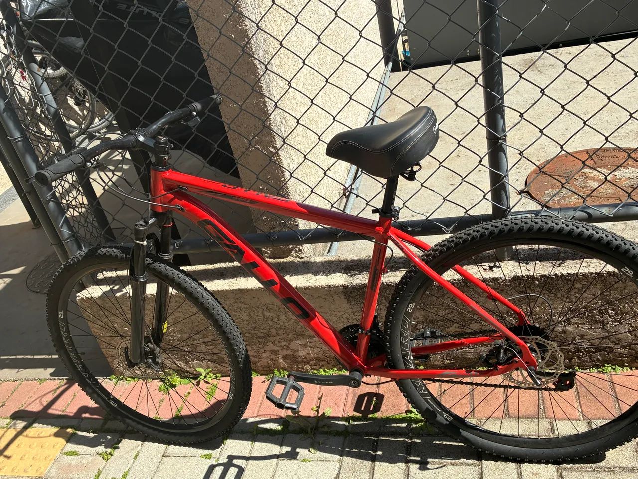 Bicicleta Vercelli aro 29, na cor preta, com visual moderno e confortável. 