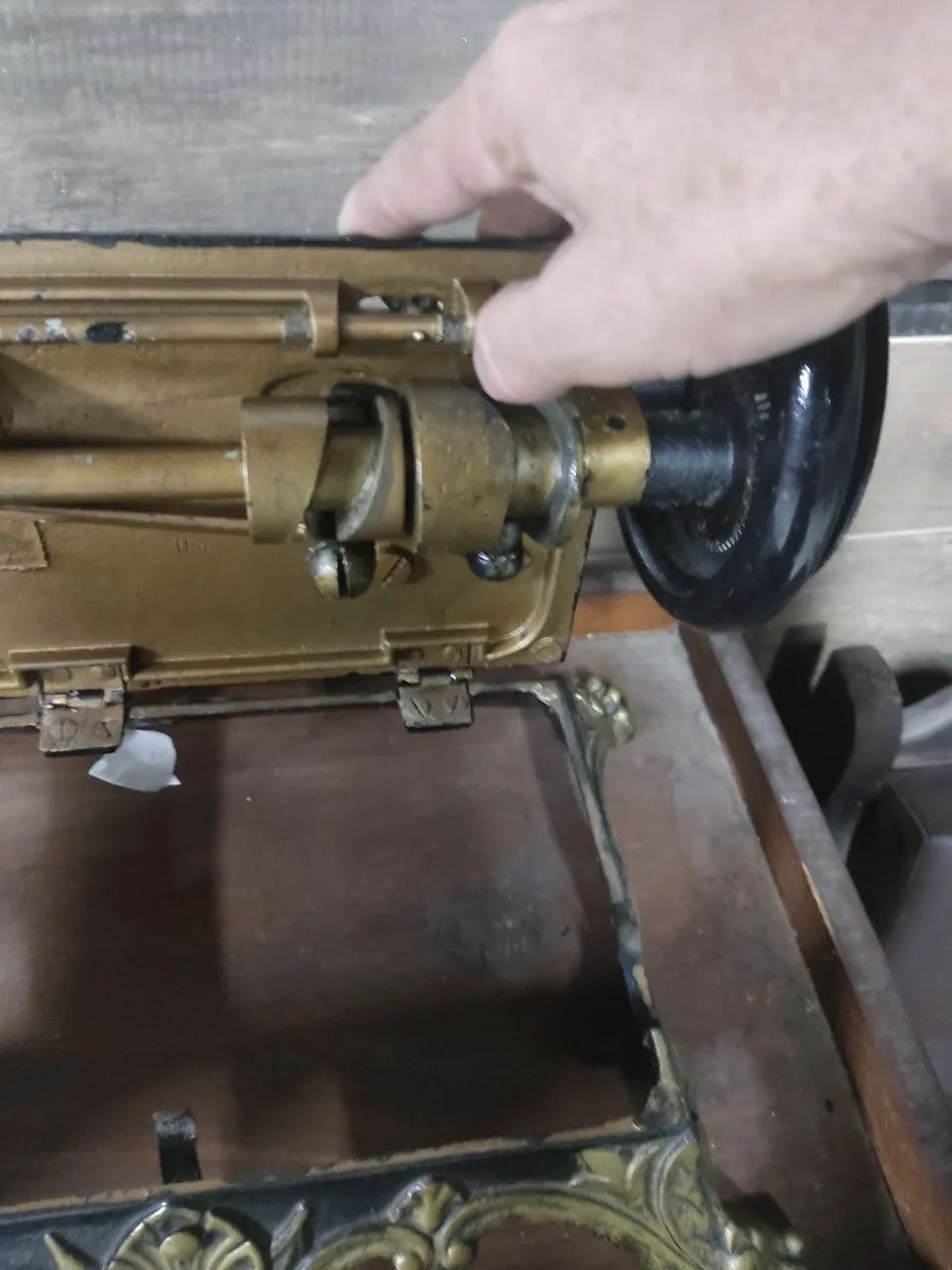 Máquina de costura antiga. - Foto 3