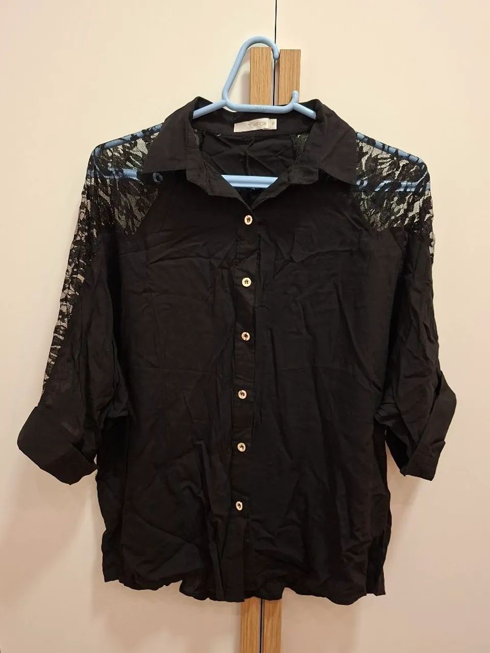 Camisa de tecido com detalhes de renda nas mangas e ombro