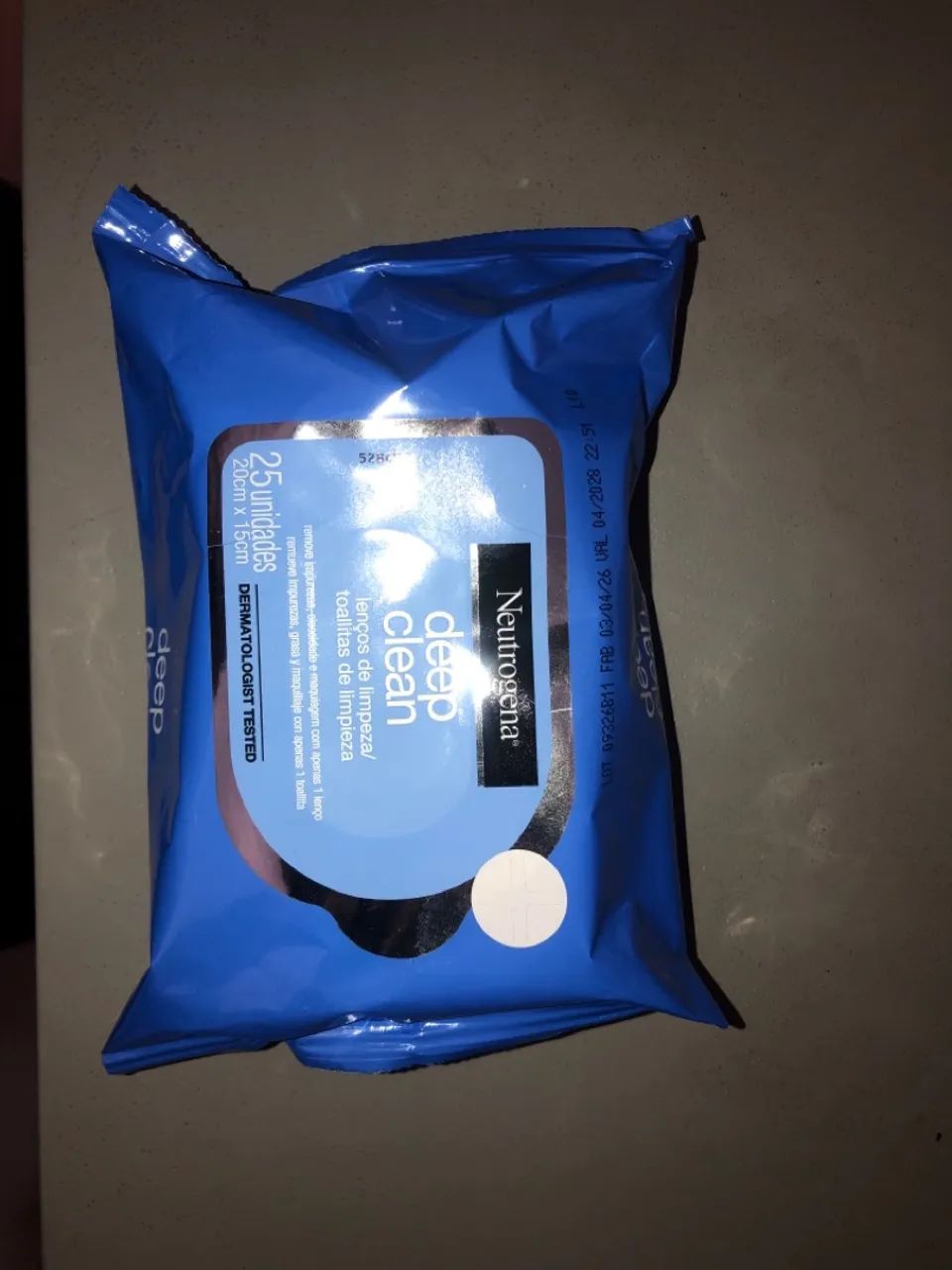 Kit Neutrogena Hydro Boost 300ml + Lenço Deep Clean - Foto 3