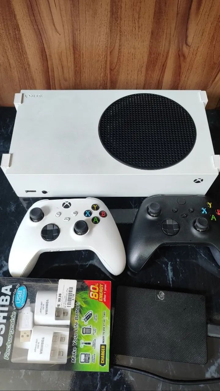 Xbox série S completo + HD externo 2T + recarregador de pilha + pilhas recarregáveis 