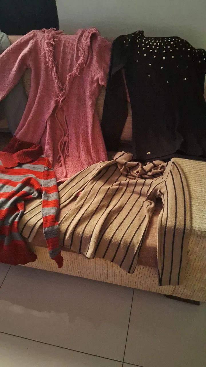  Muitas roupas femininas  - Foto 5