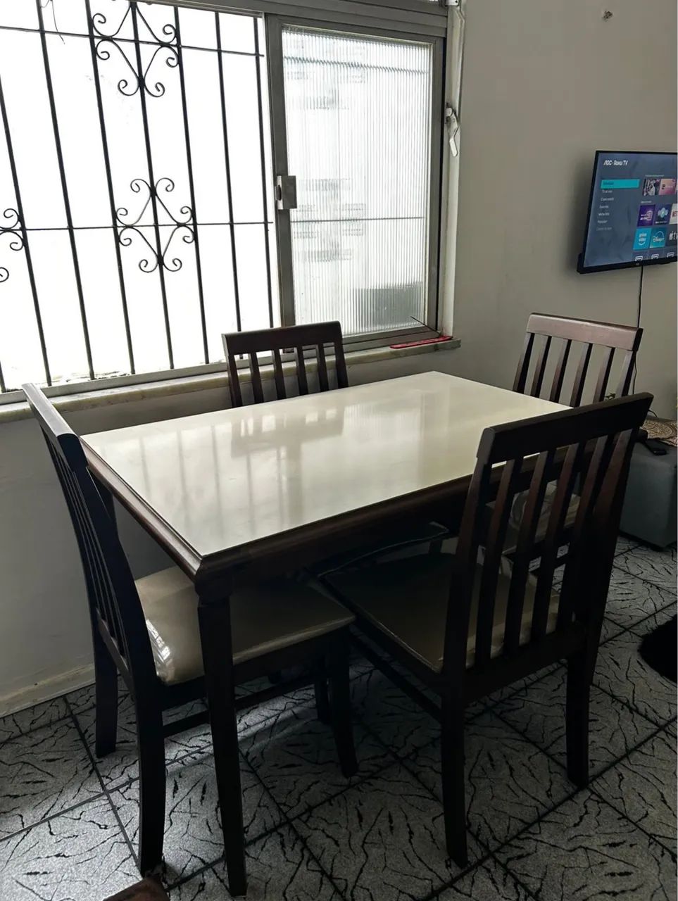 Conjunto mesa com 4 cadeiras 