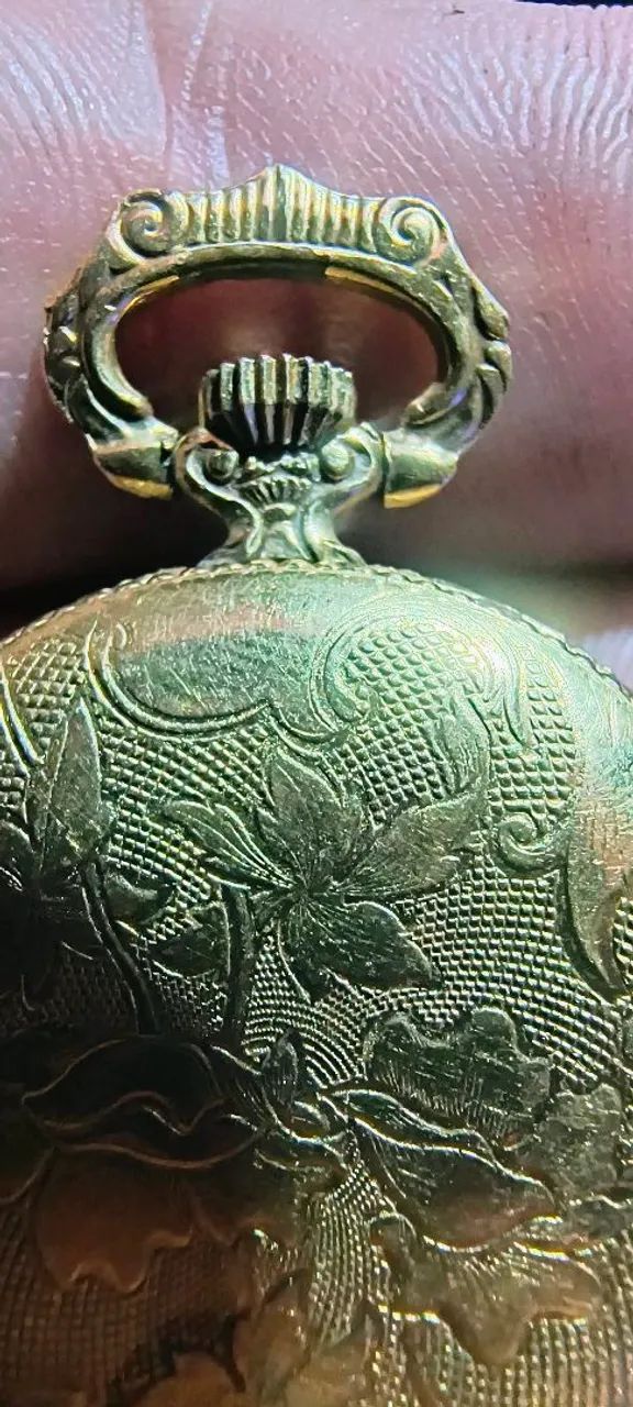Relógio de bolso dourado a corda funcionando  - Foto 6