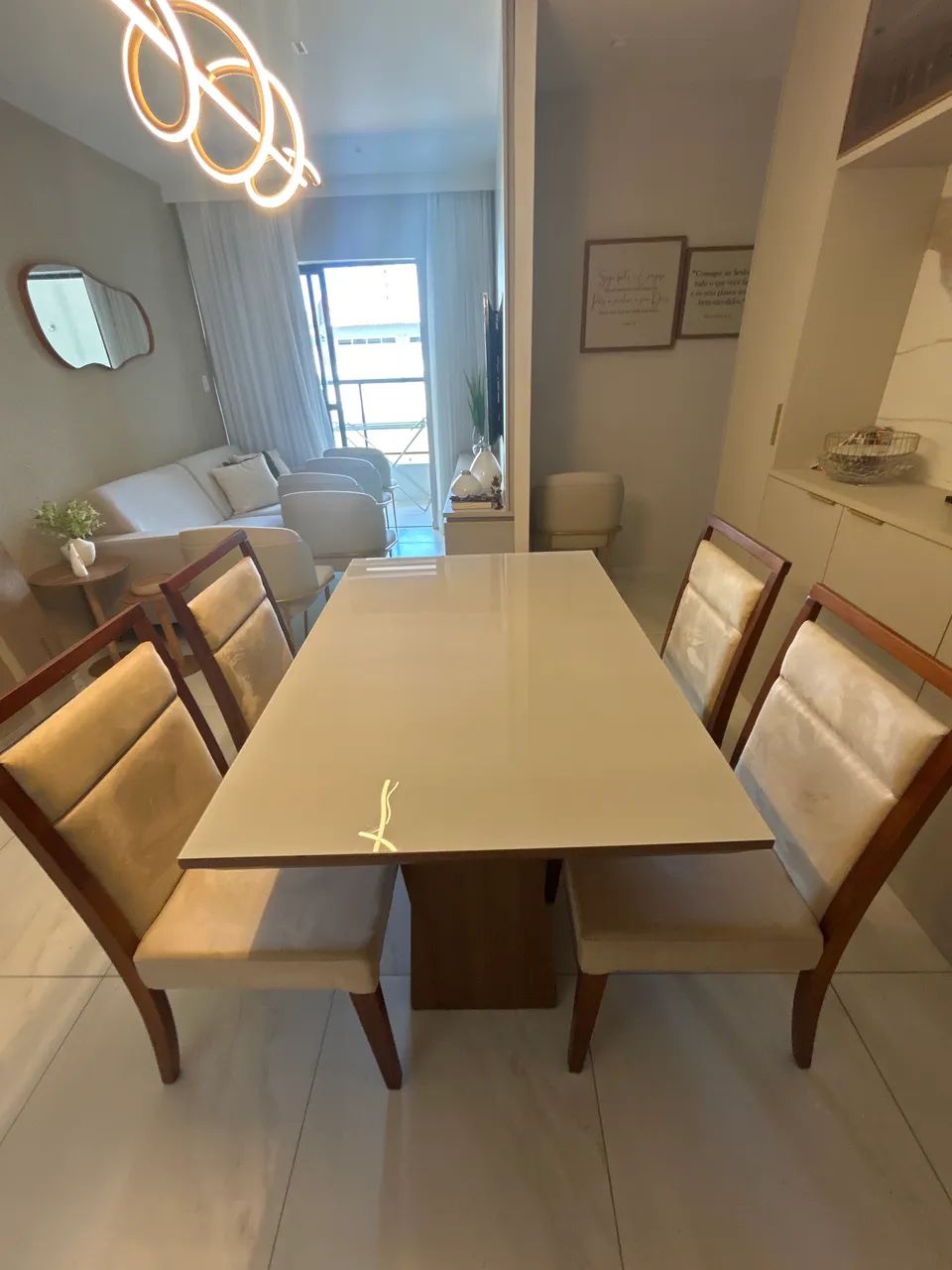 Mesa tampo de vidro com 4 cadeiras de madeira maciça  - Foto 2