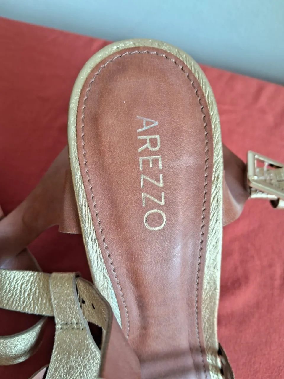 Sandália Arezzo dourada - Foto 5