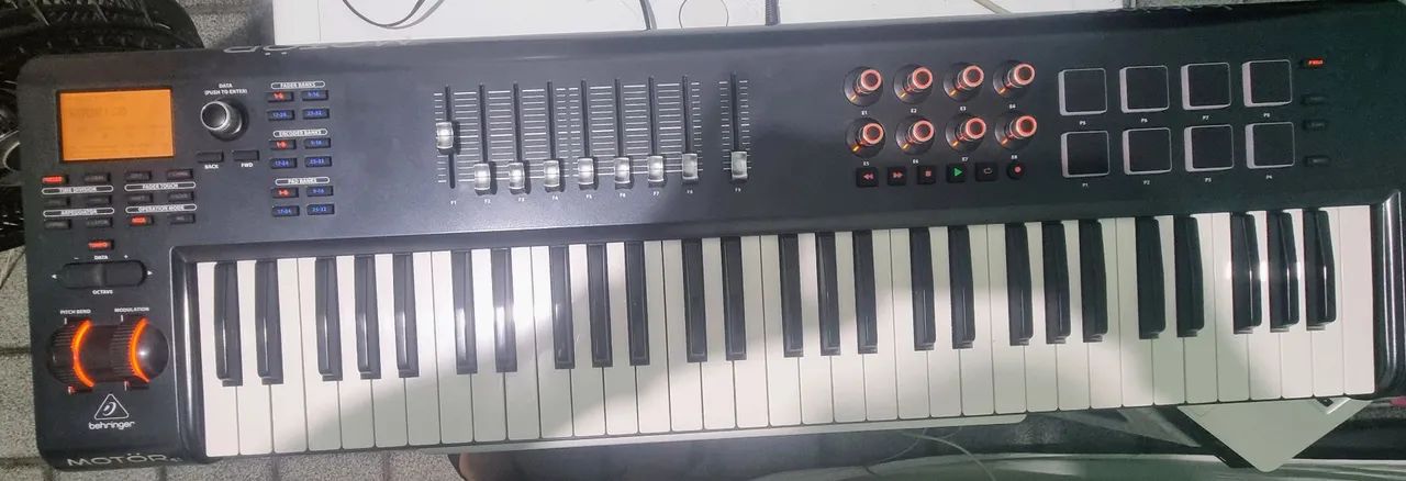Controlador behringer motor61 funcionando todo ok