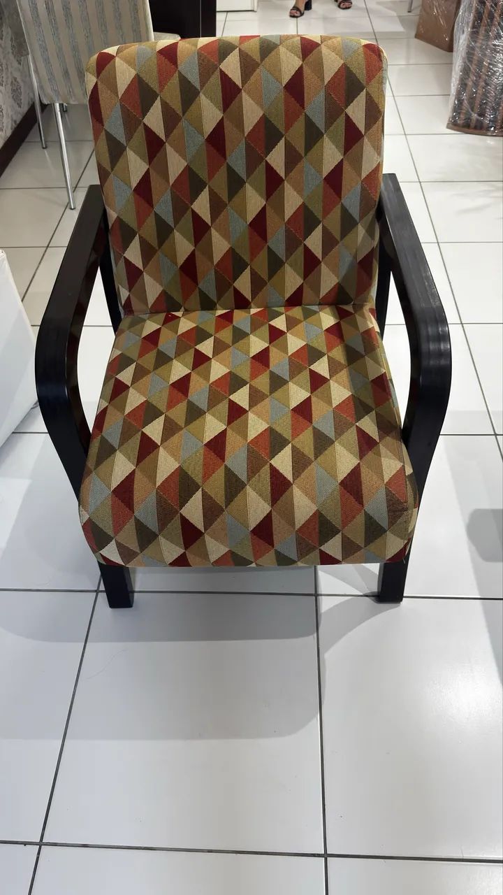 VENDO DUAS EXCELENTE POLTRONA DECORATIVA PARA SALA  - Foto 3