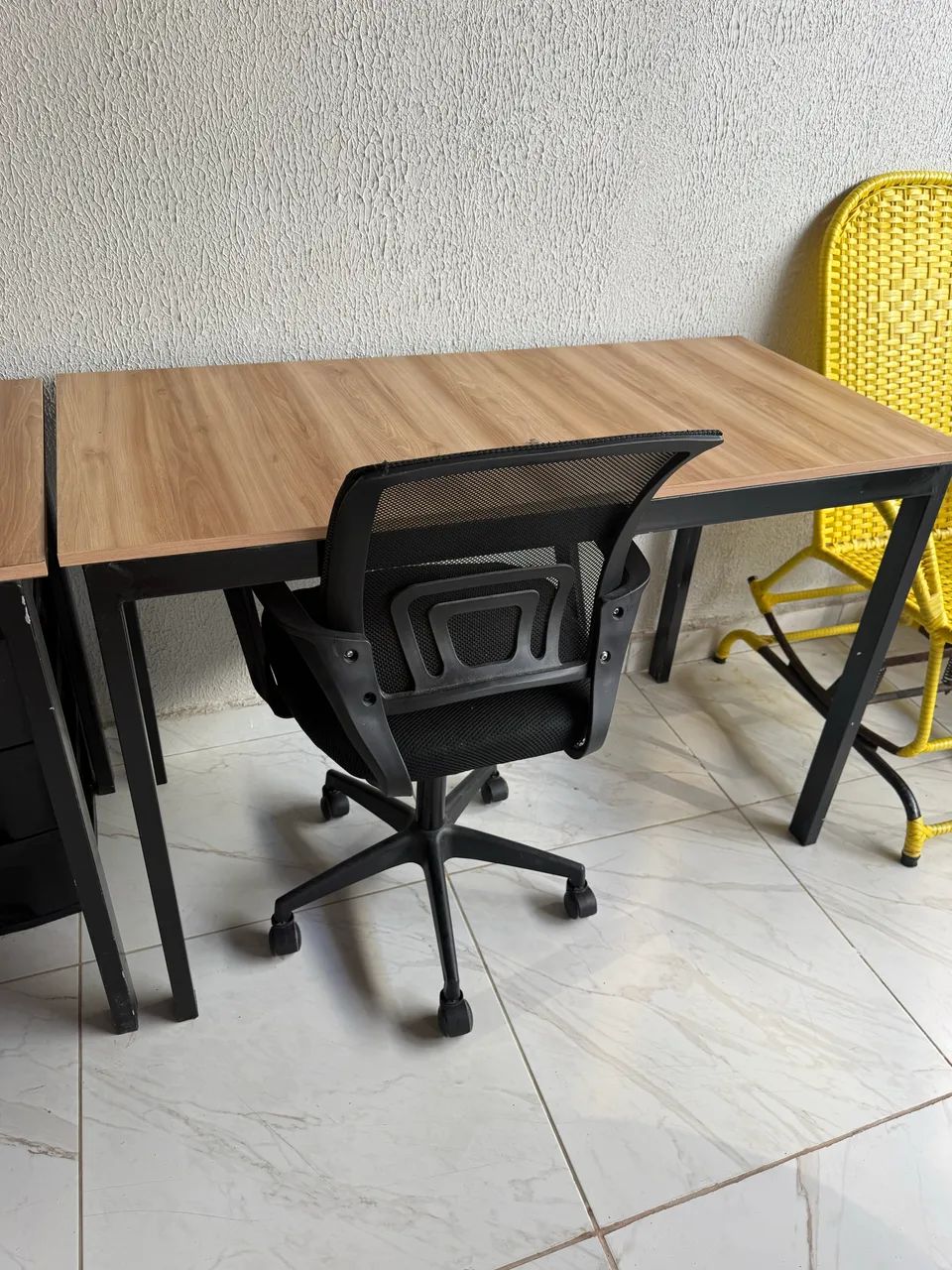 Mesa de escritório com cadeira