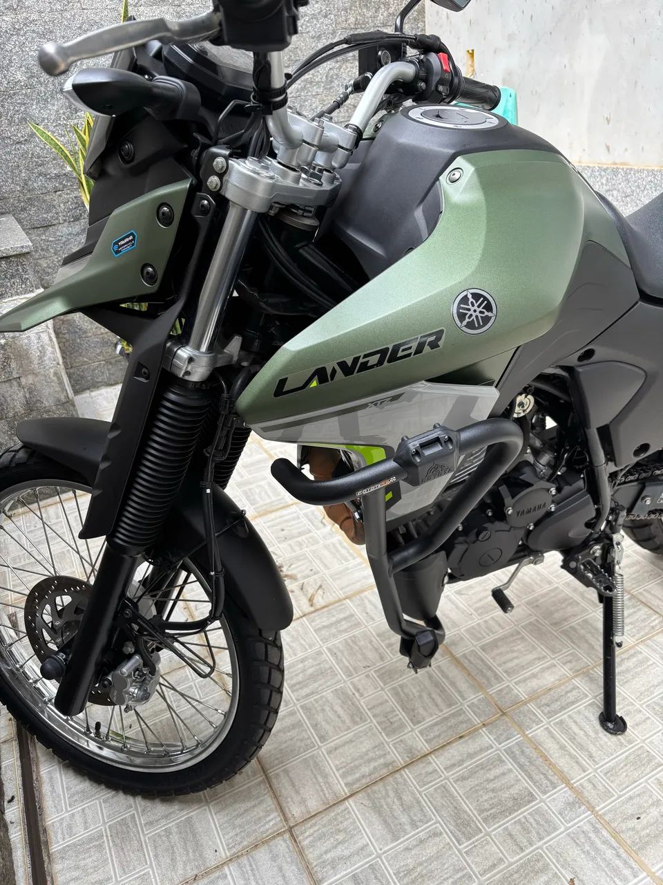 Lander muito nova.