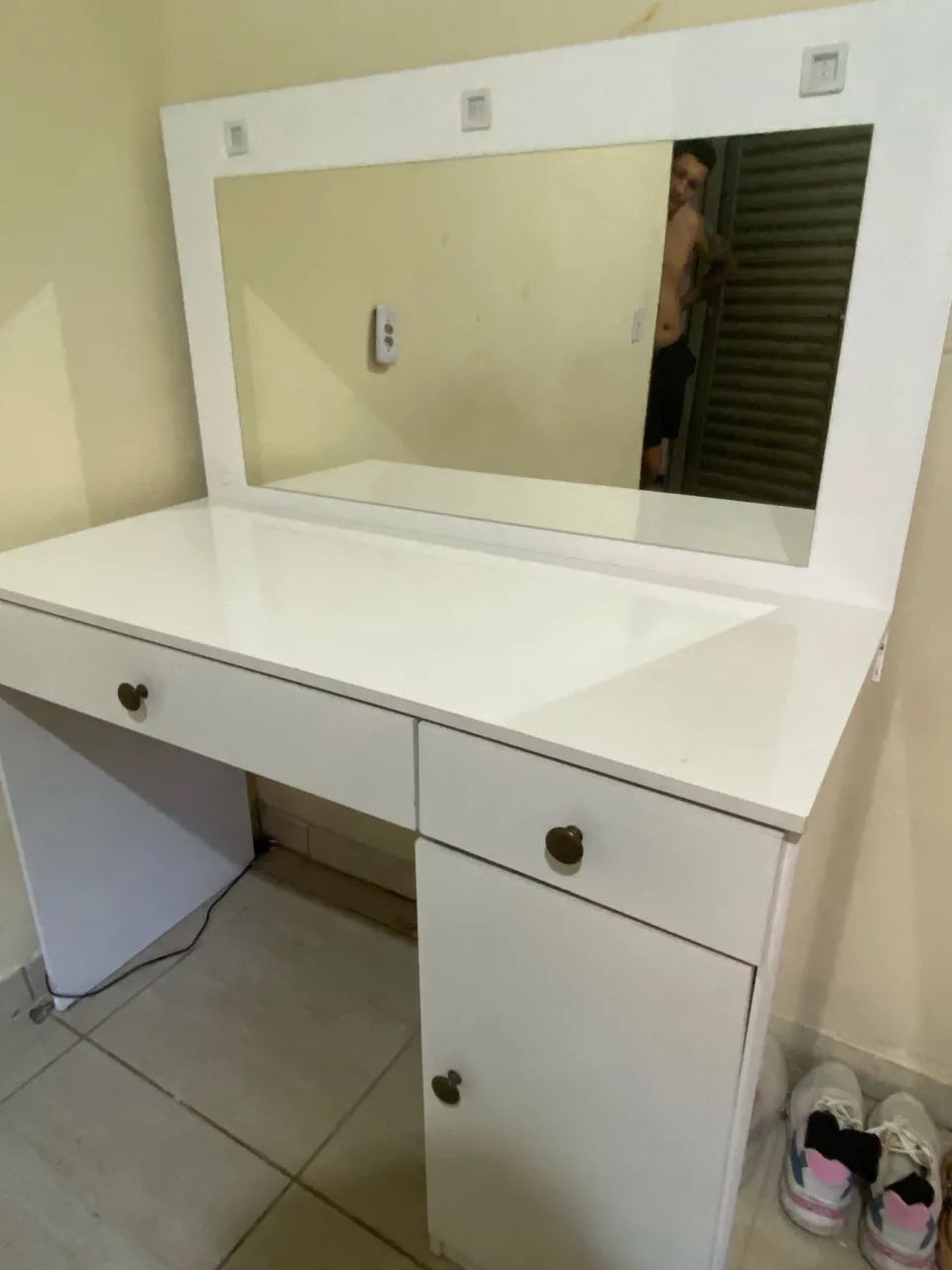 Vendo penteadeira com espelho 3 gavetas uma com divisória, contém led funcionando 
