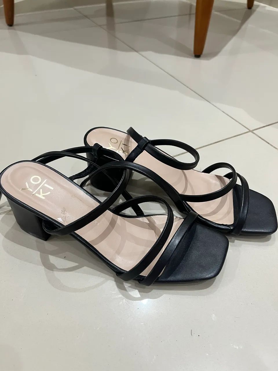 Salto bloco baixo no estilo sandália na cor preta 