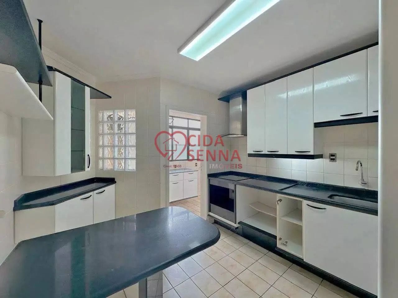 DESOCUPADO - ENSOLARADO - SEMI MOBILIADO - ELEVADOR - GAR LIVRE