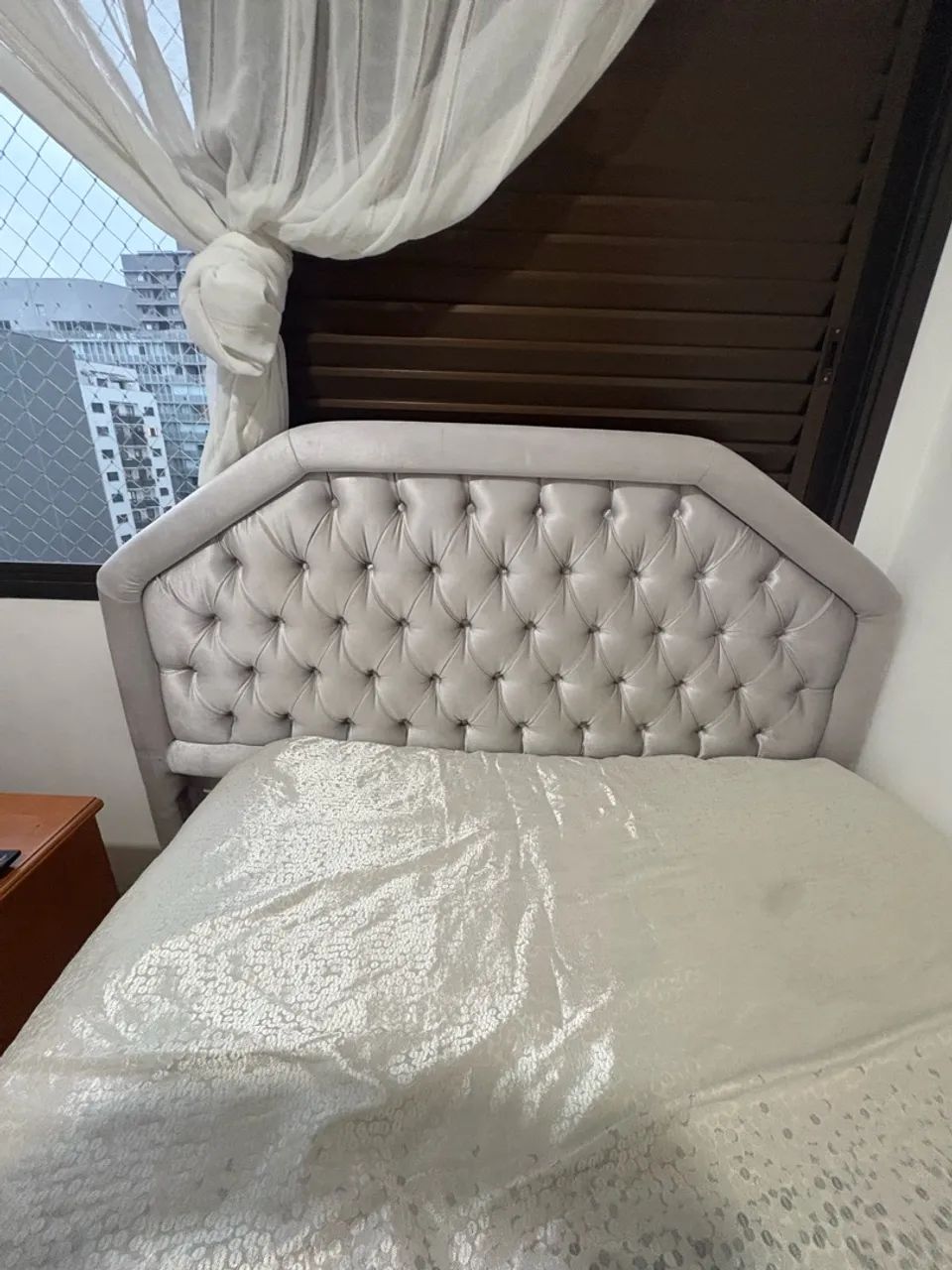Cabeceira de Cama Casal Capitonê Cinza Prata - Estofada - Foto 4