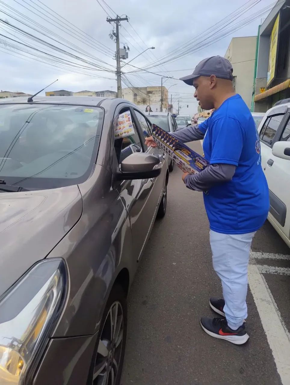 Faço panfletagem em Curitiba e região 