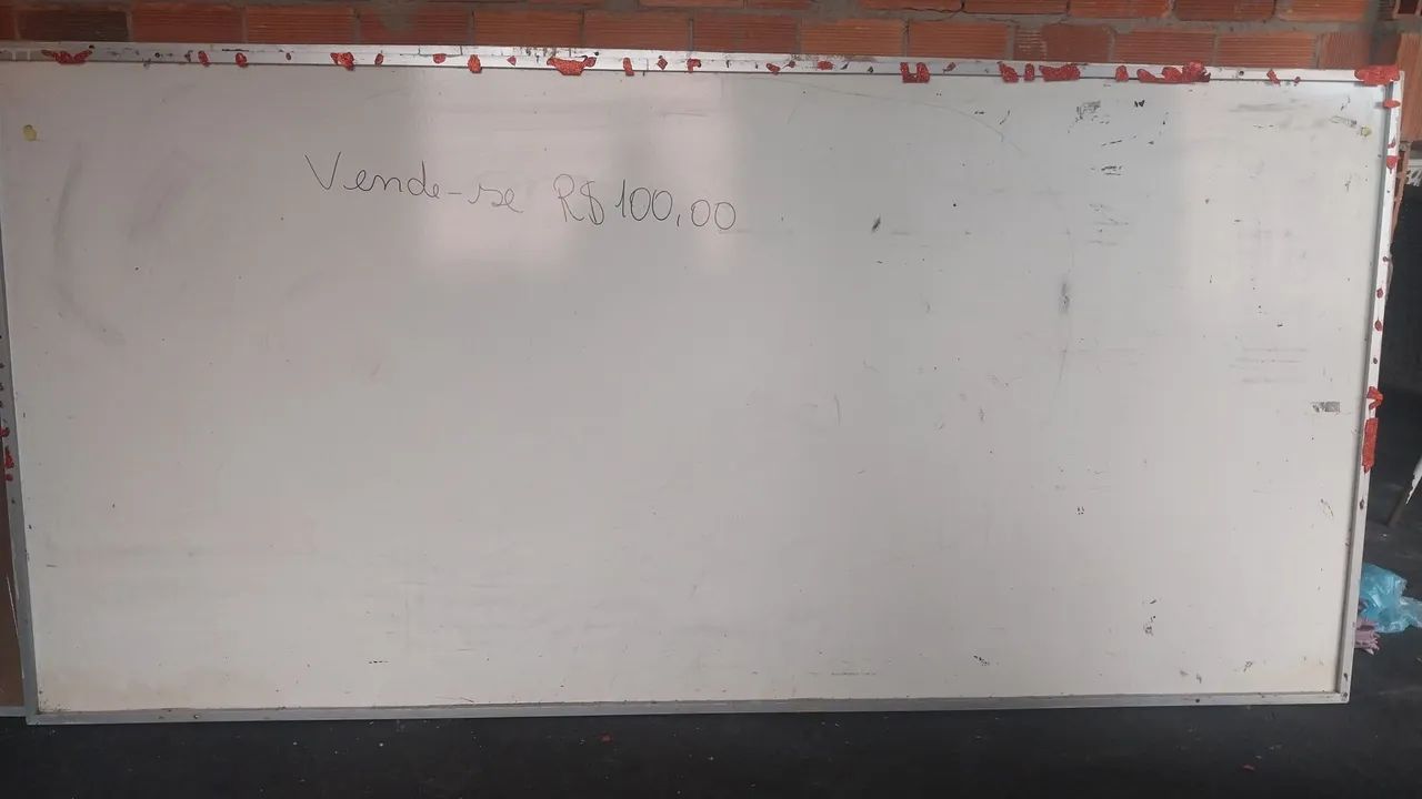 Quadro branco com marcas de uso 