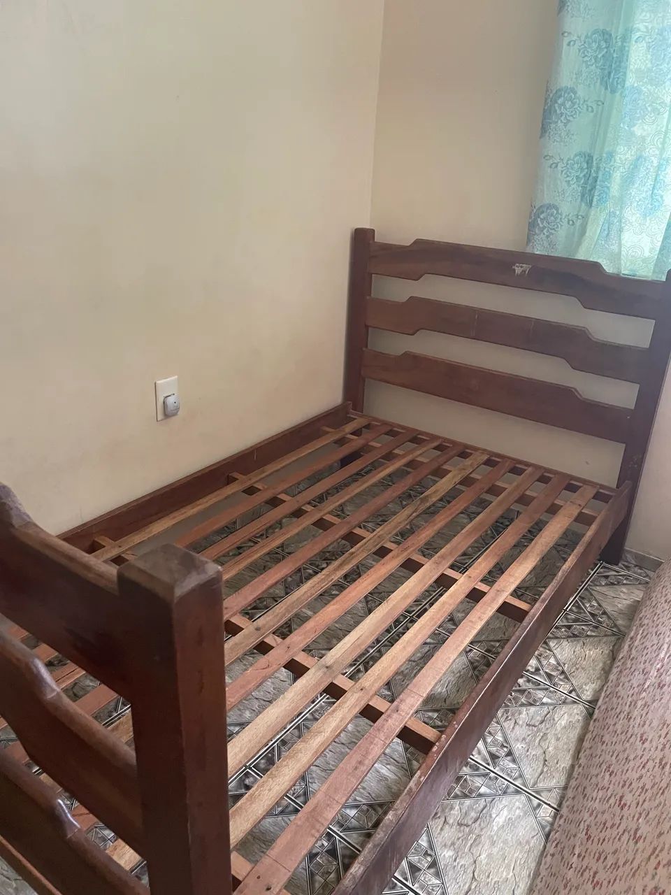 Cama de madeira solteirão 