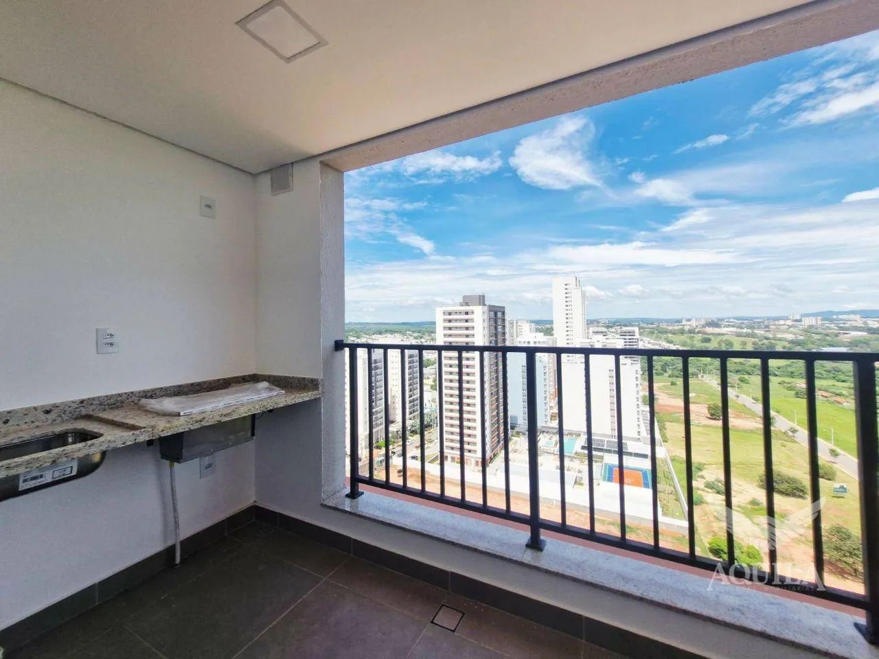 EDIFÍCIO BIARRITZ - PARQUE CAMPOLIM - SOROCABA - 1 SUÍTE - SALA 2 AMBIENTES - VARANDA GOUR