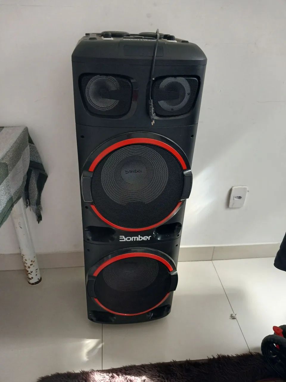 Vendo,  caixa de som bomber , 2300 w , 