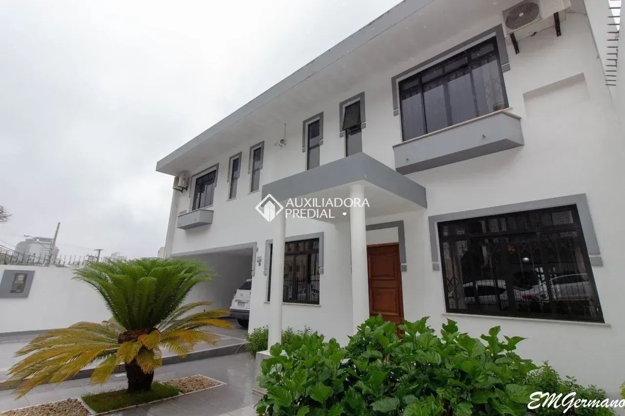 Casa no centro com 394m² de área construída, com cinco dormitórios ,quatro suítes