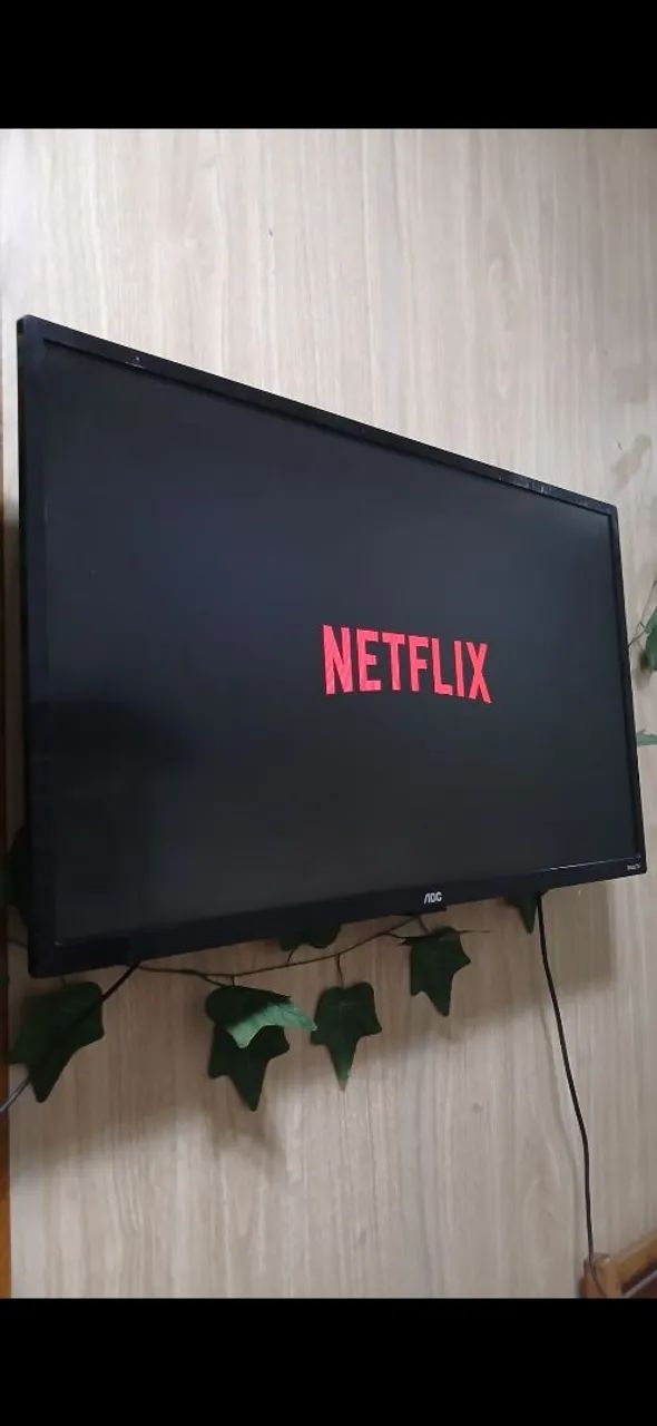 Vendo essa tv da marca AOC DE 32 POLEGADAS SMART TECNOLOGIA ROKU TV  - Foto 2