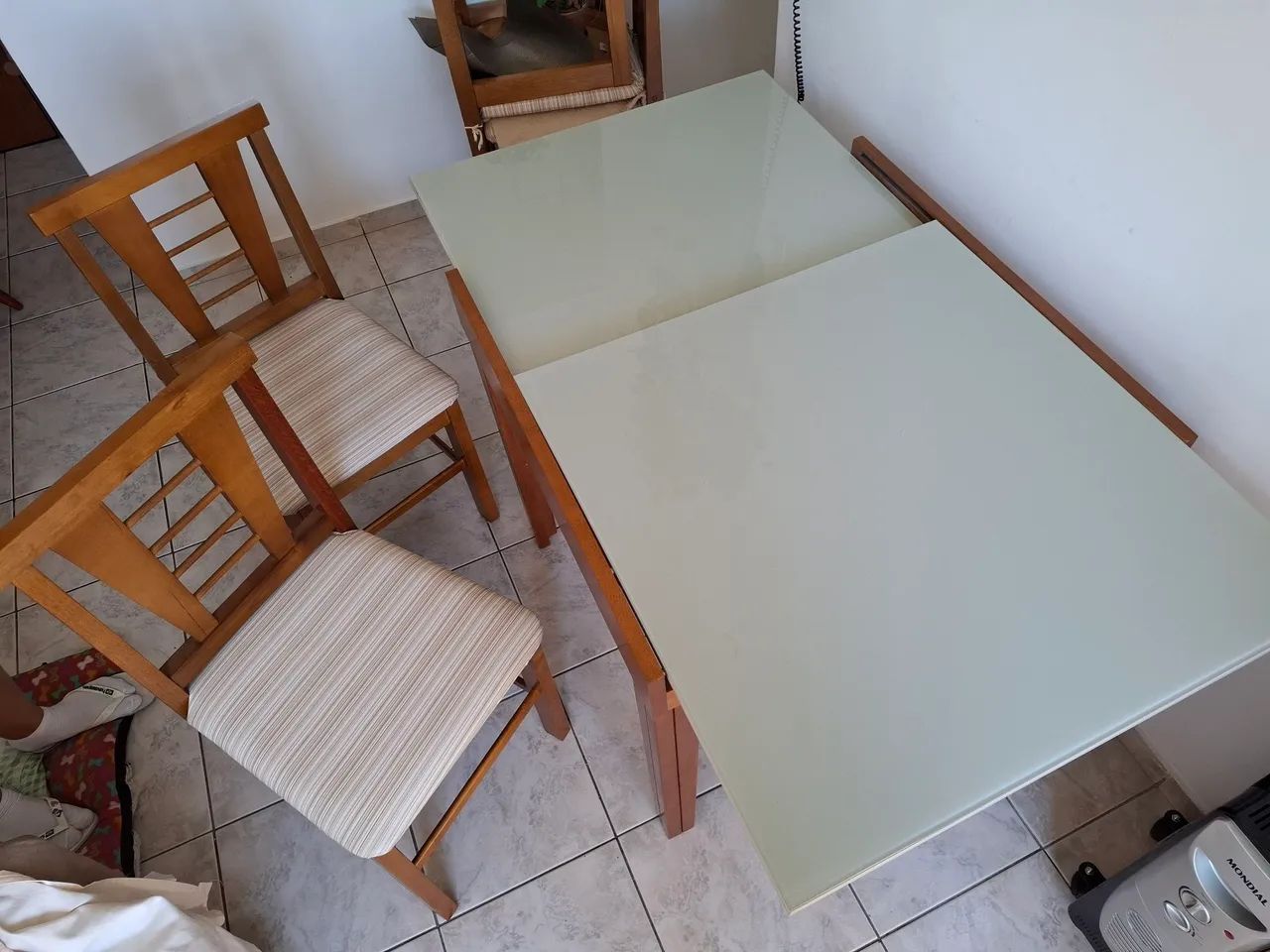 Mesa de Vidro temperado e Madeira Maciça com 4 cadeiras.  - Foto 2