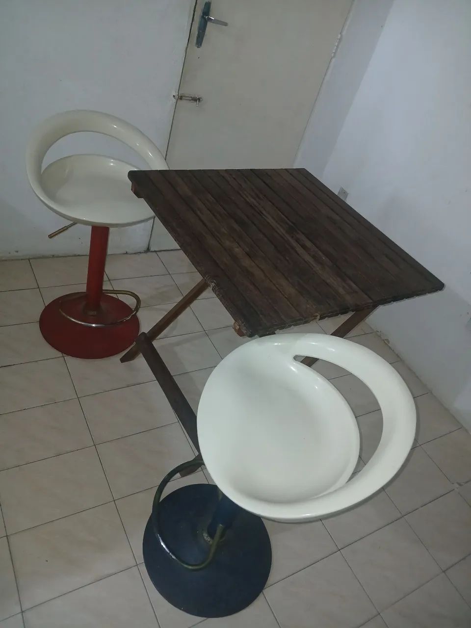 Kit mesa e 2 banquetas tulipa