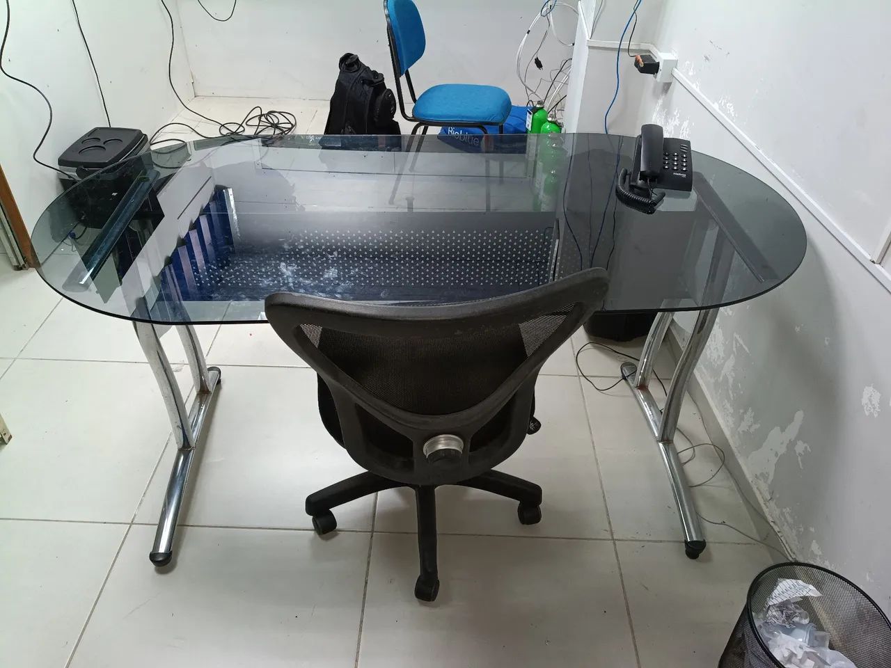 Mesa de vidro com cadeira giratória tipo diretor  - Foto 2