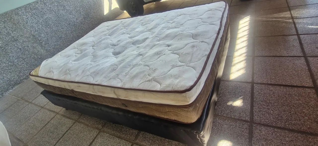 Cama casal com colchão 