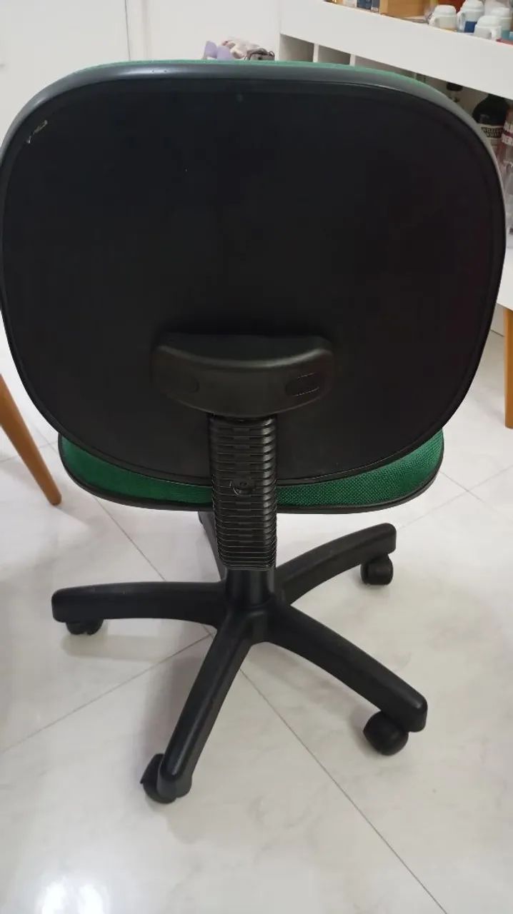 Vendo cadeira giratória para escritório perfeita . - Foto 2