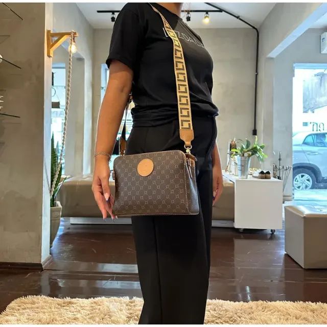 Bolsa Bella Luz Da Lua Couro Tiracolo Média Monograma Mocca - Foto 2
