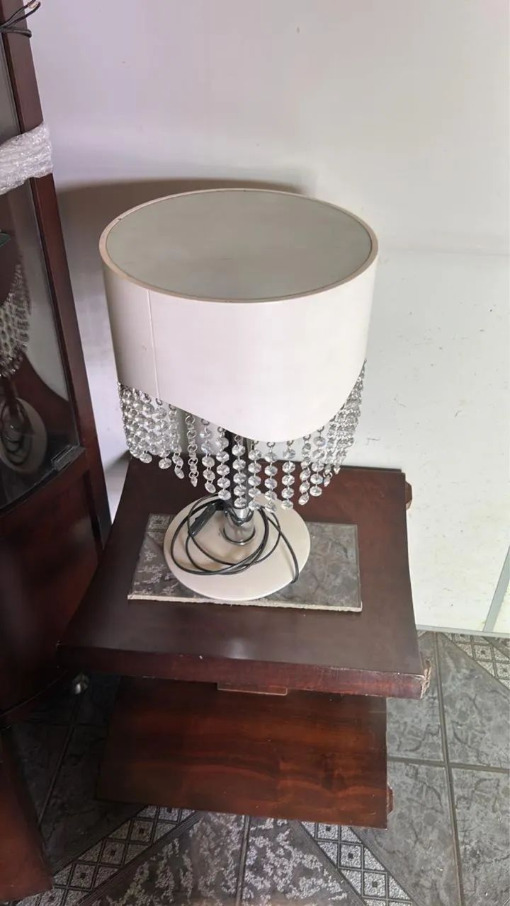 ABAJUR BRANCO COM CRISTAL 