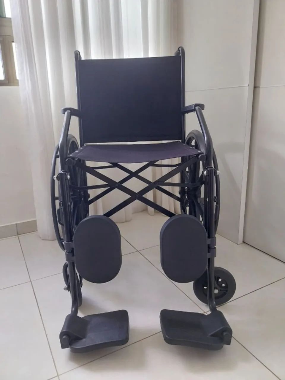 CADEIRA DE RODAS  COM ELEVAÇÃO DE PERNAS - Foto 2