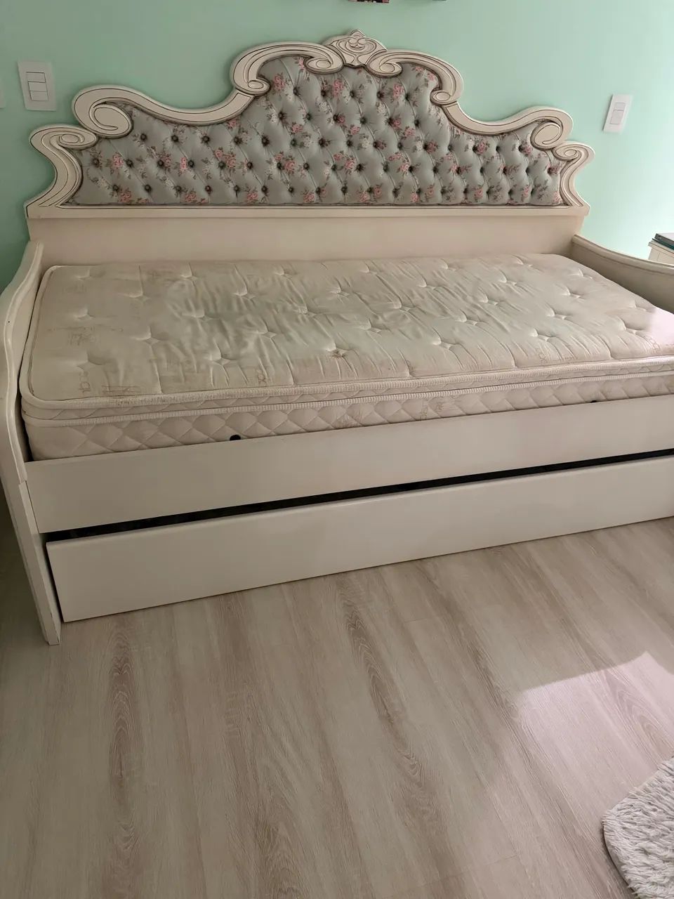 Cama provençal com cabeceira estofada capitonê e cama auxiliar com colchão  - Foto 4