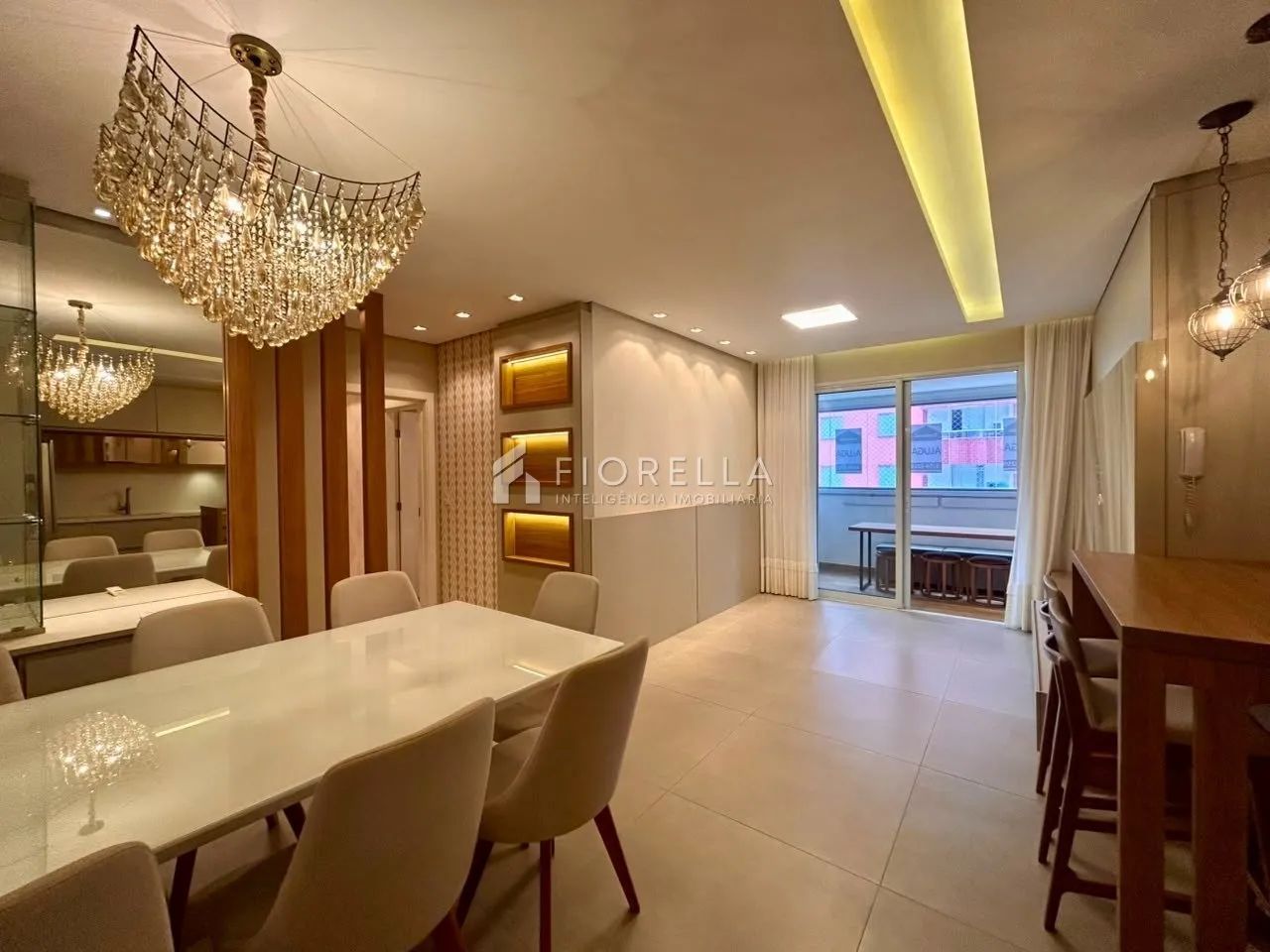 Apartamento com 03 dormitórios com Suíte e 02 demi-suites no bairro Campinas - São José
