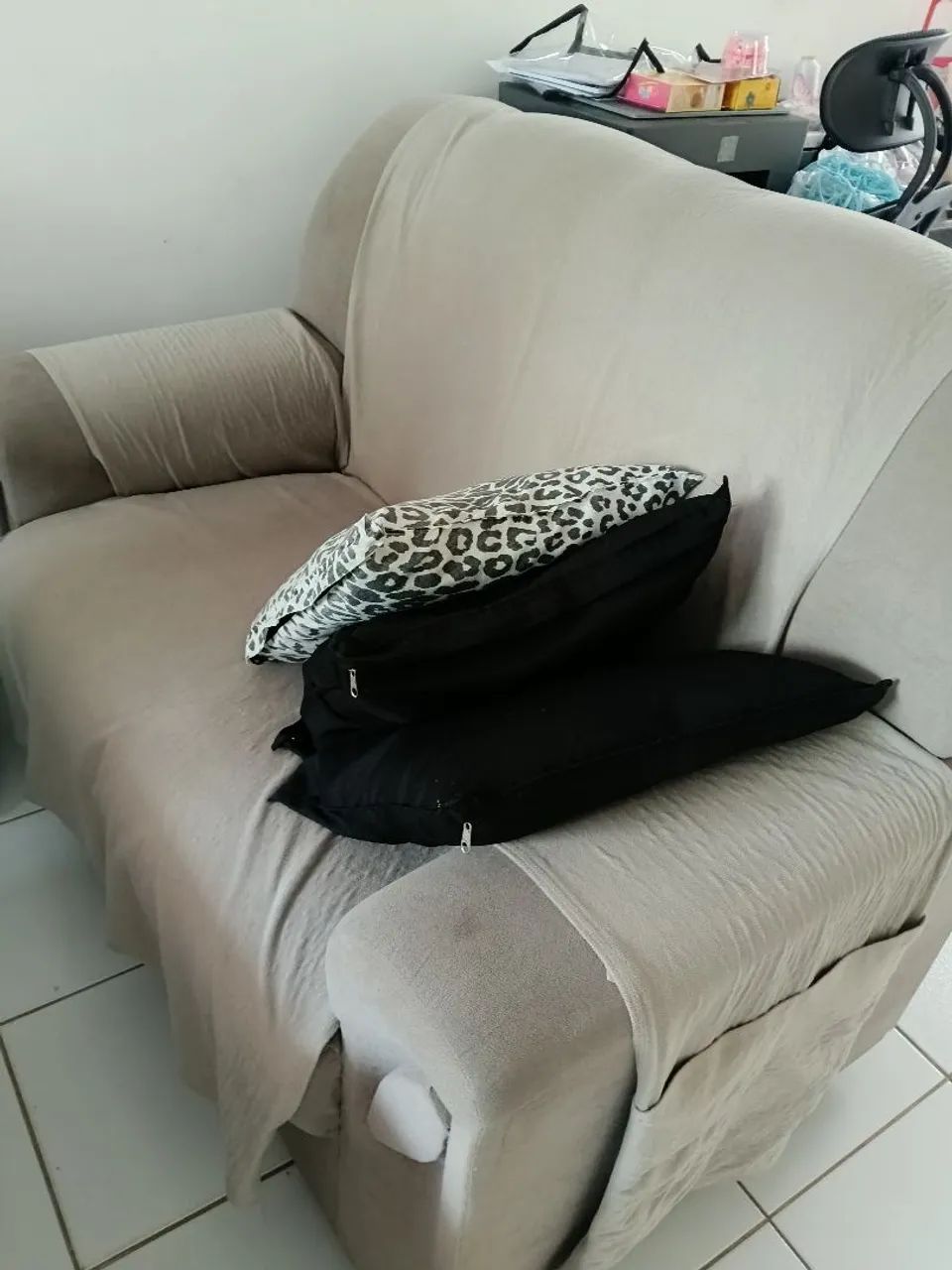 Sofá dois lugares na cor cinza ?