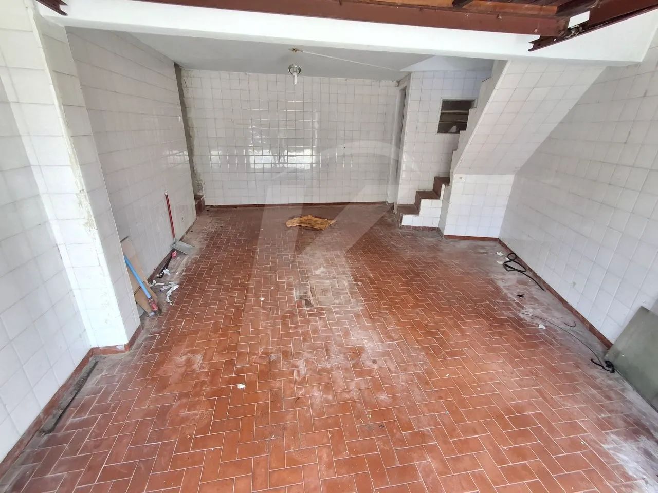 Salão comercial com 2 banheiros e porta de aço. - Foto 3