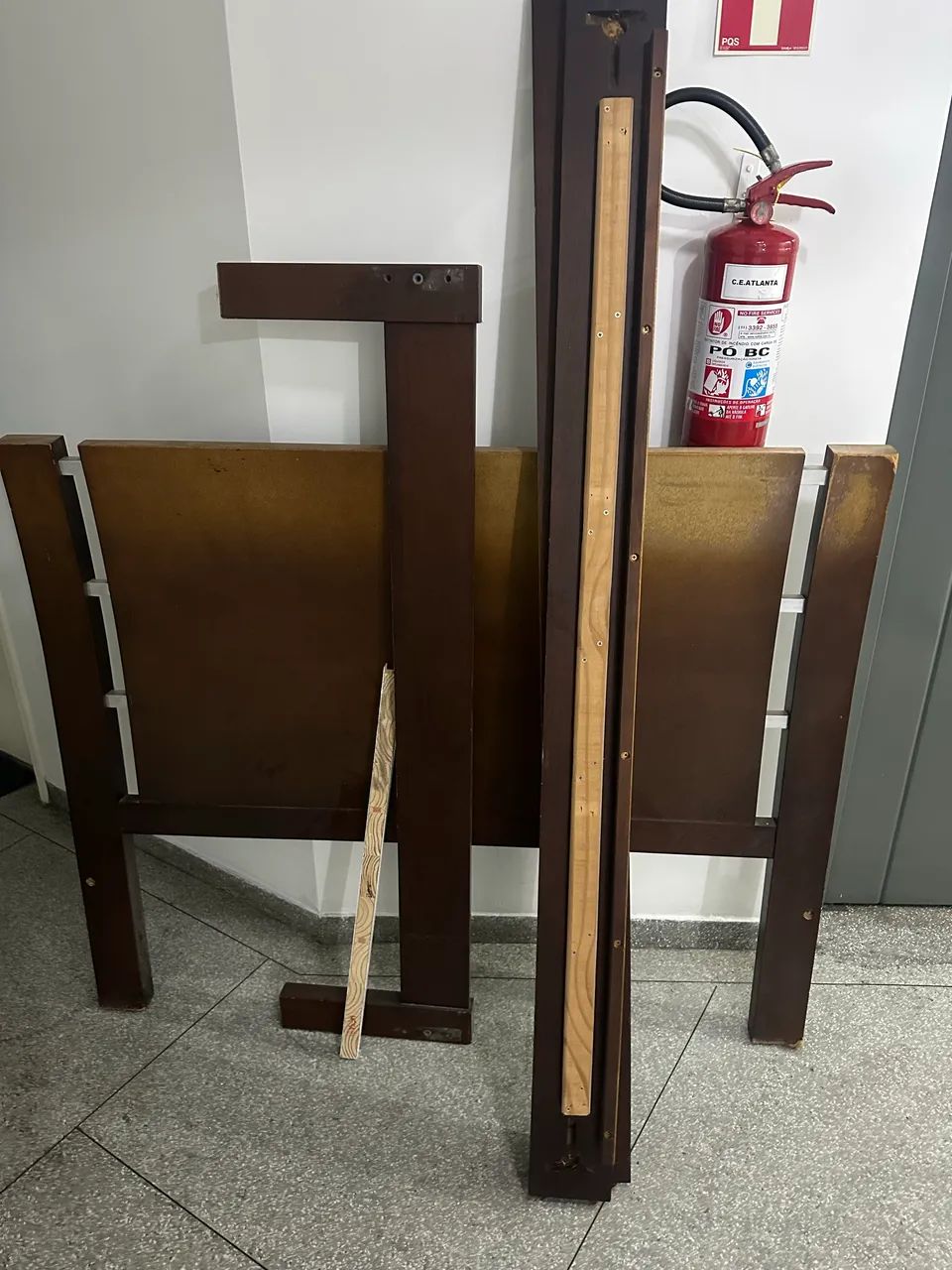 Vendo cama de casal de madeira - Foto 3