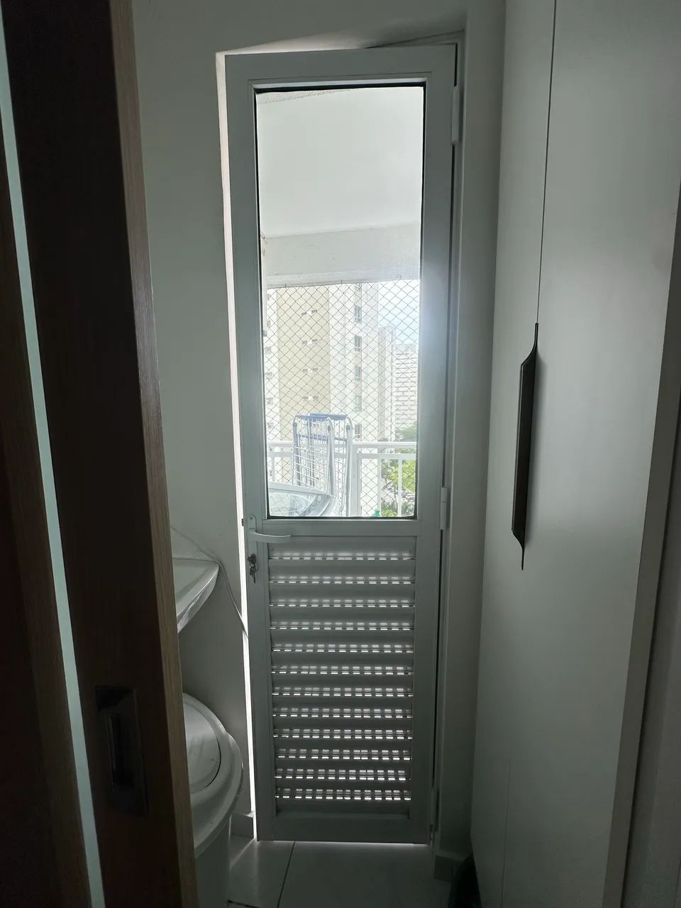 Porta de alumínio branca de veneziana e vidro  - Foto 3
