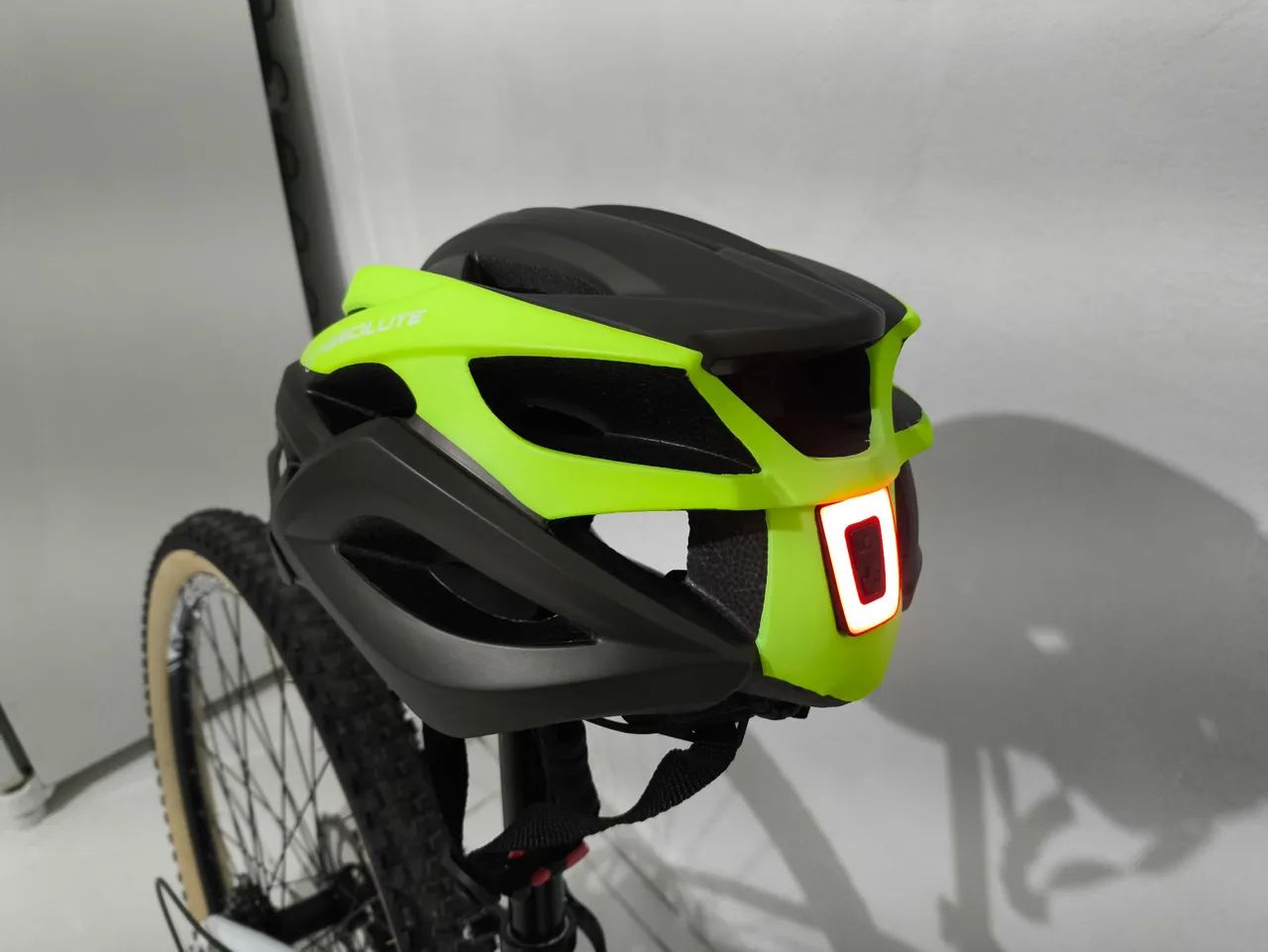 Bicicleta ksw xlt100 pouco usada + Capacete e U-Lock - Foto 4