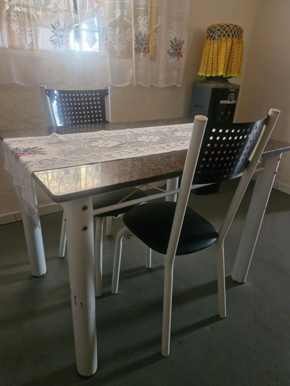 Mesa de Marmore/ Duas cadeiras