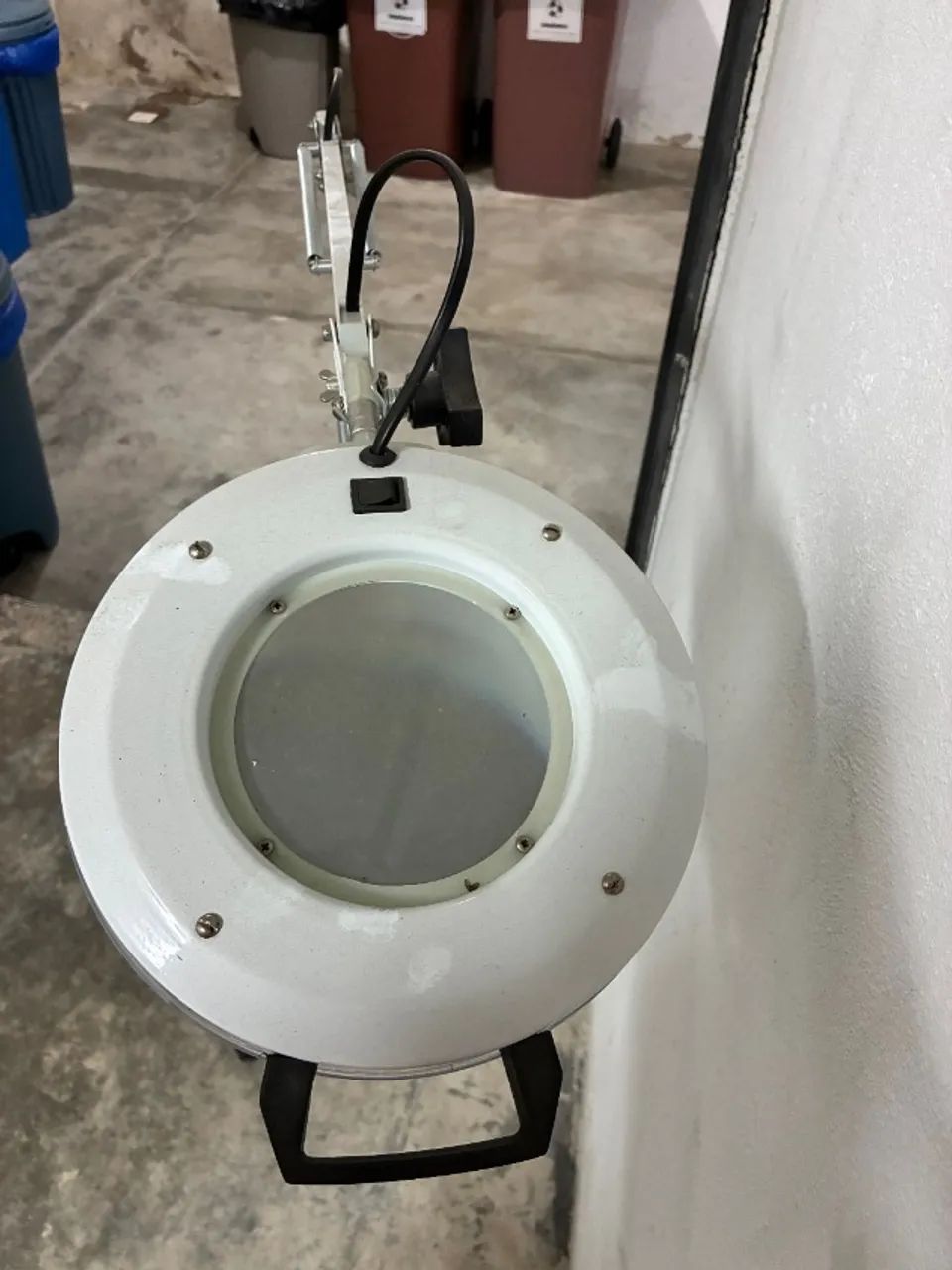 Lupa Luminária LED com Braço Articulado e Base com Rodízios 127V - Foto 2