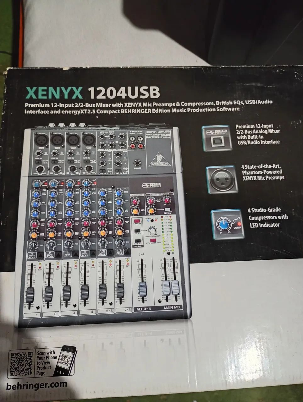 Mesa de som Behringer 1204