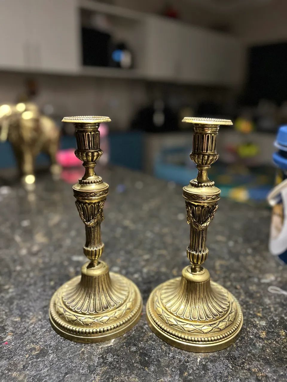 Par de castiçais de bronze estilo Luís XVI