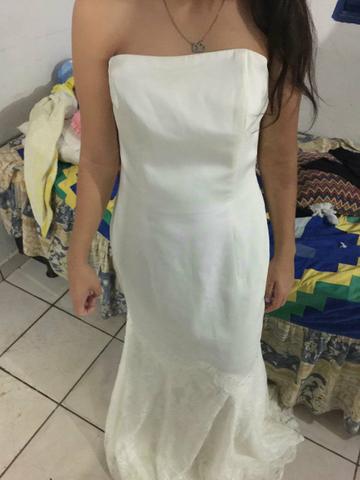 Vestido de noiva con aplicação de renda
