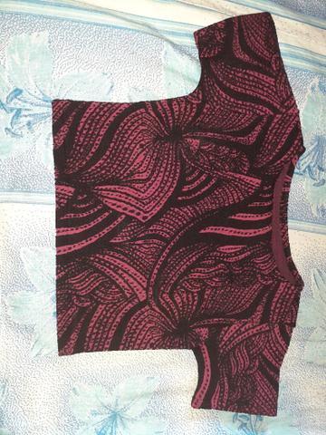 Blusas, cropeds e saia seminovas - Foto 3